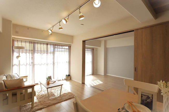 【居間・リビング】 | 長居公園ハウス | 【LDK：約12.6帖】洋室6帖を開放してリビングの拡張ができます♪