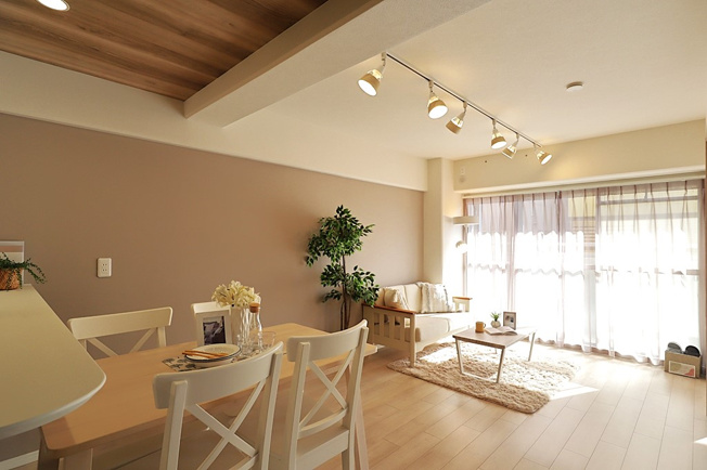 【居間・リビング】 | 長居公園ハウス | 【LDK：約12.6帖】※設置されている家具・小物・照明はディスプレイ用です。家具付きの販売ではございません。ご了承下さい。