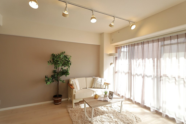 【居間・リビング】 | 長居公園ハウス | 【LDK：約12.6帖】南向きの明るいリビング☆レースカーテン付きです☆