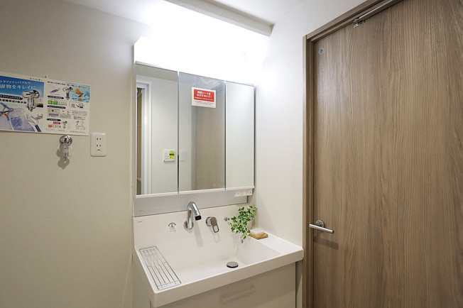 【独立洗面台】 | 長居公園ハウス | 洗面台新調☆汚れ落ちUP！ファインバブル搭載の洗濯水栓新調です☆
