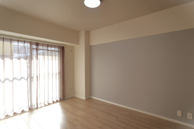 【寝室】 | 長居公園ハウス | 【洋室6帖】バルコニーに面した明るいお部屋です☆