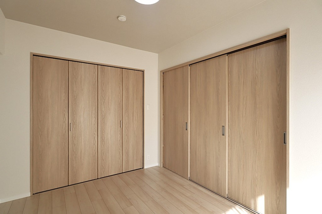 【寝室】 | 長居公園ハウス | 【洋室6帖】リビングと続き間、クローゼット完備です♪