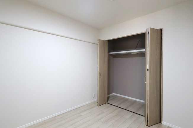 【子供部屋】 | 長居公園ハウス | 【洋室5帖】クローゼット完備です♪