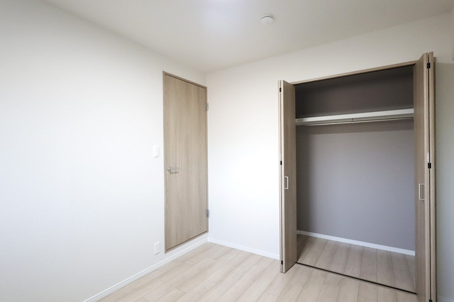 【子供部屋】 | 長居公園ハウス | 【洋室5.2帖】クローゼット完備です♪