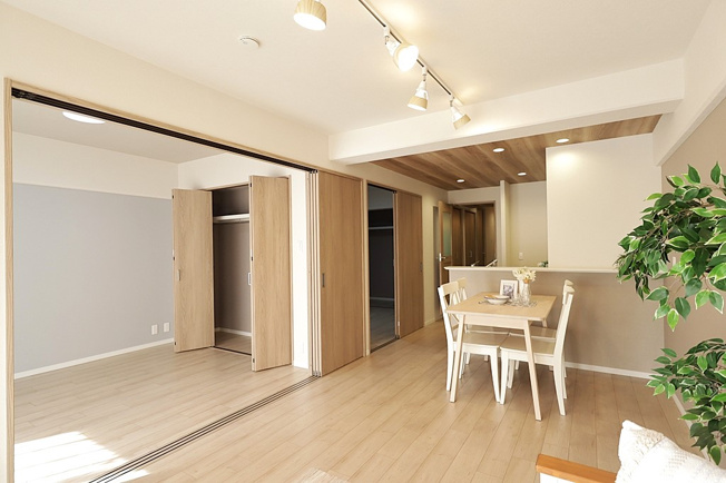 【居間・リビング】 | 長居公園ハウス | 【LDK：約12.6帖】クロス貼替え、フローリング張替え、水廻り設備一新、ハウスクリーニング済みです☆