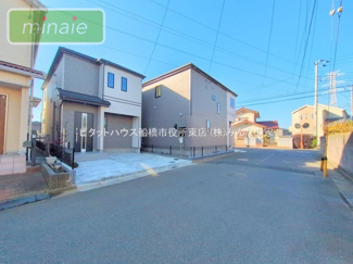 【前面道路含む現地写真】 | 小学校7分　大型ウォークインクロゼット　大穴南1　全3棟　C号棟 | 販売現地