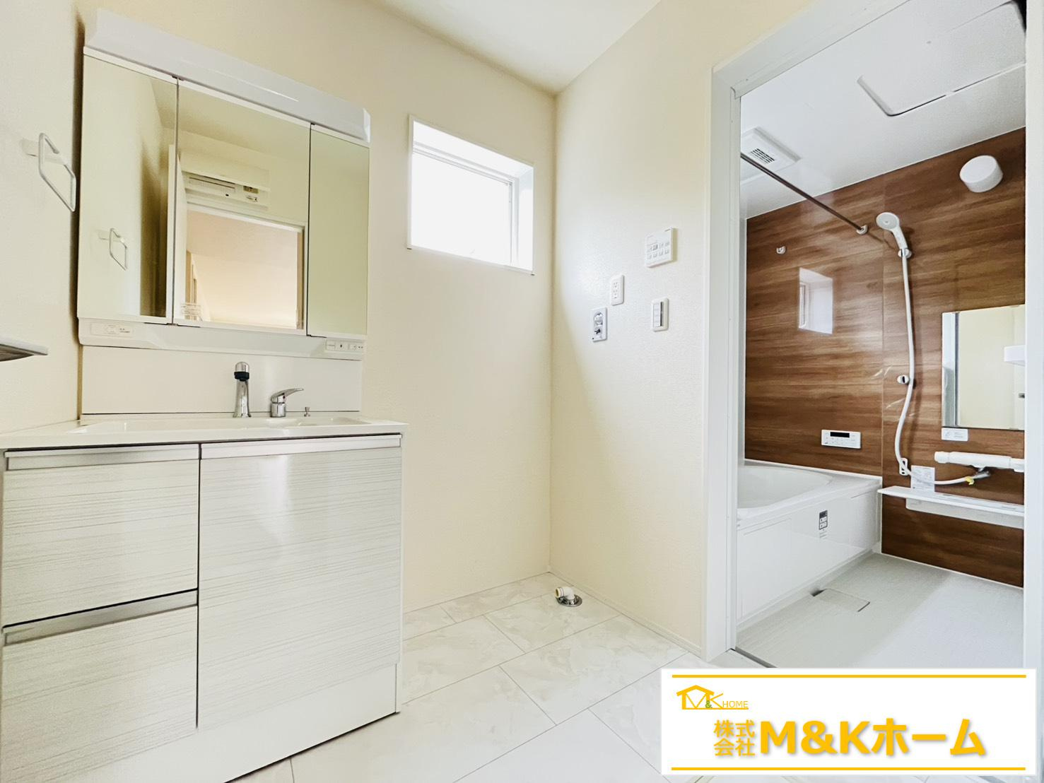 知多郡武豊町大字冨貴字市場　全3棟　2号棟の洗面所|洗面　シャワー付き♪