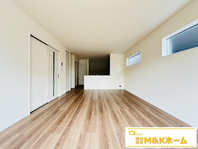 知多郡武豊町大字冨貴字市場　全3棟　2号棟の居間・リビング|LDK18.25帖♪