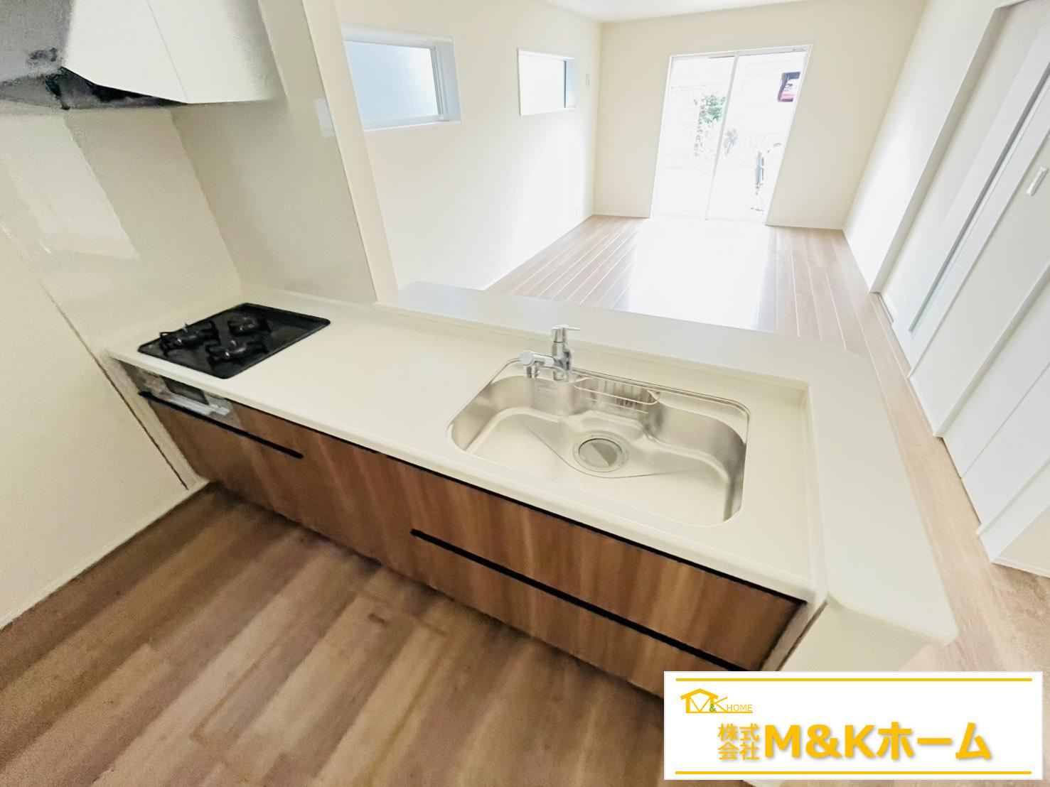 知多郡武豊町大字冨貴字市場　全3棟　2号棟のキッチン|リビングの様子を見ることができるカウンターキッチン☆