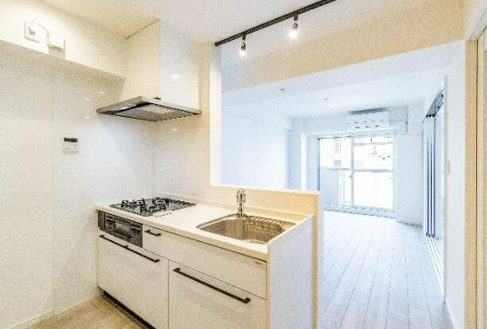 【中古マンション】エンゼルパークサイド鶴ヶ島のキッチン|対面式のシステムキッチンでお料理をしながらリビングを見渡せます！