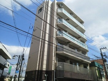 【外観】 | プチ・フルール | 鉄筋コンクリート造のがっちりとした建物。