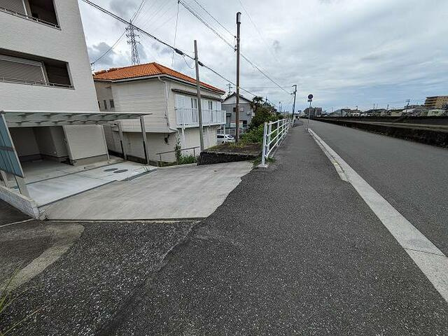 高知市愛宕山南町　中古戸建ての前面道路含む現地写真