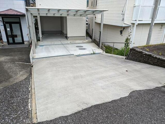 高知市愛宕山南町　中古戸建ての駐車場