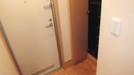 ルポゼ東中山の玄関|玄関には下駄箱が有ります(写真別間取りです）