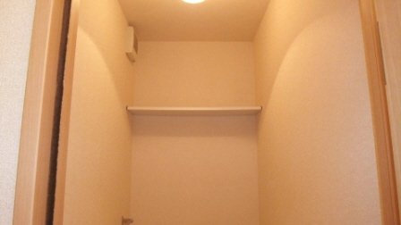 ルポゼ東中山のその他|お手洗いには収納棚が有ります