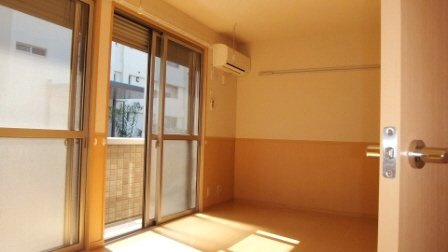 ルポゼ東中山の居間・リビング|室内には室内干しが有ります(写真別間取りです）