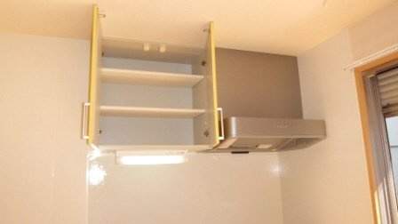 ルポゼ東中山のキッチン|キッチン上部の食器棚と換気扇です(写真別間取りです）