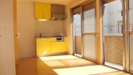 ルポゼ東中山の居間・リビング|洋室日当り良好です(写真別間取りです）