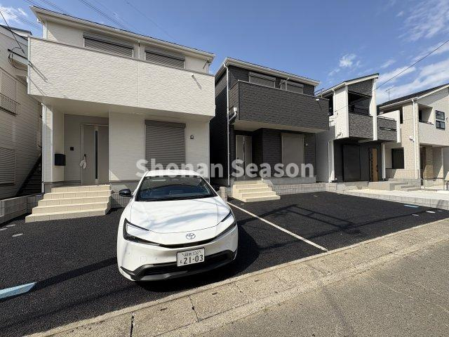 【駐車場】 | 家族複数台所有でも安心！
お車は並列駐車が可能ですよ♪