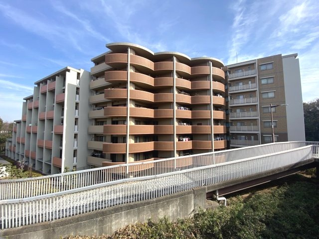 2002年築、総数73戸、重厚感があり、デザイン性の高い外観です