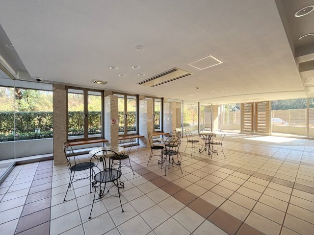 オートロック内のロビーは綺麗に整備されています