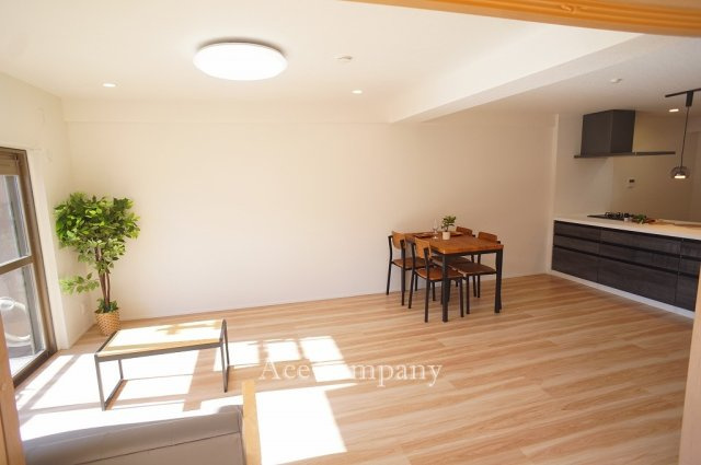 【居間・リビング】 | シャトー第2八戸ノ里 | 【LDK：ゆったり約18帖！】南向きの明るいリビングです☆