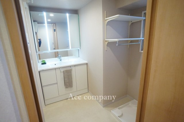 【ランドリースペース】 | シャトー第2八戸ノ里 | 洗面台・洗濯パン＆水栓、全て新調です☆