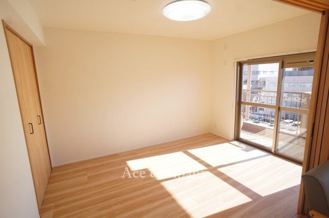 【内装】 | シャトー第2八戸ノ里 | 【洋室6.8帖】バルコニーに面した明るいお部屋です☆