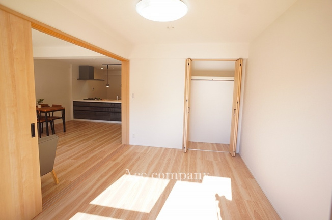 【内装】 | シャトー第2八戸ノ里 | 【洋室6.8帖】リビングと続き間、クローゼット完備です♪