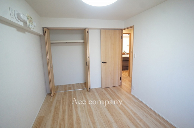 【寝室】 | シャトー第2八戸ノ里 | 【洋室5.7帖】クローゼット完備です♪