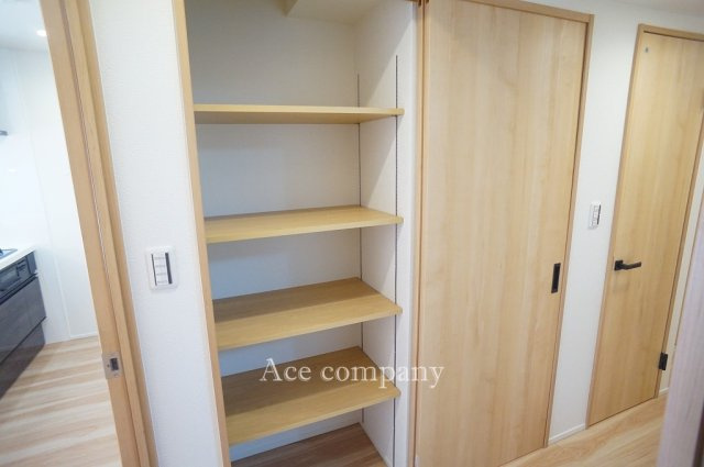 【収納】 | シャトー第2八戸ノ里 | 廊下の収納、同収納棚が左右並んで2つあります♪中はともに便利な可動棚付きです♪