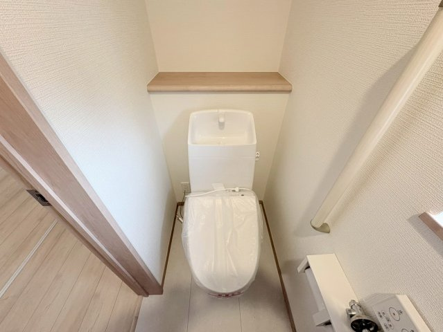 【商談中】ハートフルタウン　江南市赤童子町2期　全1区画分譲のトイレ|超表面平滑加工とイオンパワーの「セフィオンテクト」加工で、汚れが付きにくく落ちやすい仕様です。