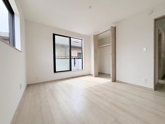 【商談中】ハートフルタウン　江南市赤童子町2期　全1区画分譲の洋室|木目の美しさを際立たせるシンプルデザインで、室内に落ち着きと安らぎを与えてくれます。