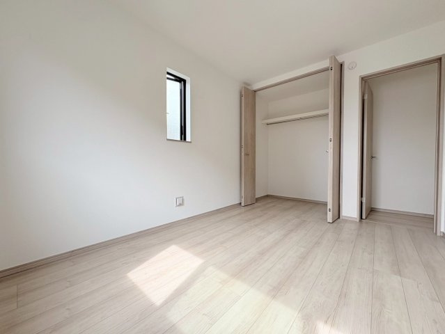 【商談中】ハートフルタウン　江南市赤童子町2期　全1区画分譲の洋室|木目の美しさを際立たせるシンプルデザインで、室内に落ち着きと安らぎを与えてくれます。