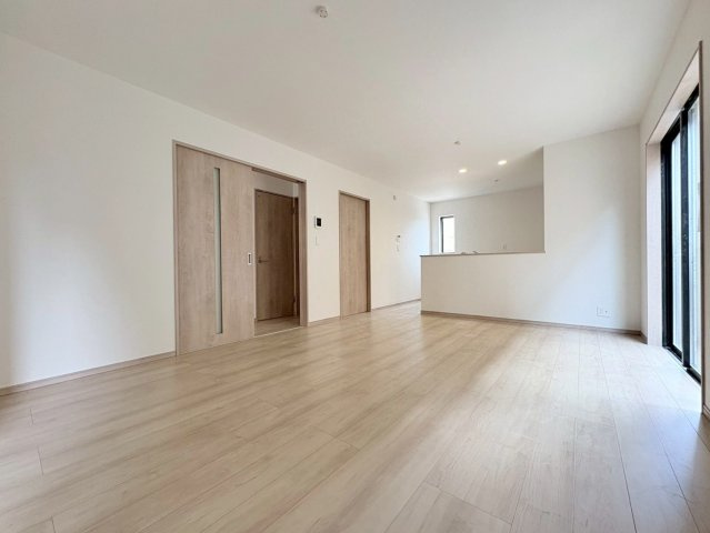 【商談中】ハートフルタウン　江南市赤童子町2期　全1区画分譲の居間・リビング|フローリング材には木目調で木材特有の風合いがあり、ナチュラルな美しさになっています。