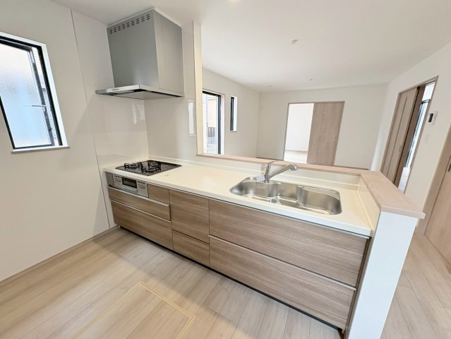 【商談中】ハートフルタウン　江南市赤童子町2期　全1区画分譲のキッチン|お手入れがラクなステンレスをトップ部分に使用した機能的で美しいシステムキッチンを使用しています。