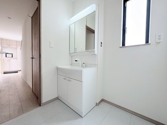 【商談中】ハートフルタウン　江南市赤童子町2期　全1区画分譲の独立洗面台|奥行約420mmのコンパクト設計で従来品と異なり洗面ボウルの成型の精度が高い為スッキリ納まります。