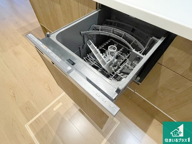 京都市山科区西野楳本町　第4期　新築一戸建ての設備|食事後の一仕事、食器洗いをボタン一つでお任せできちゃいます！場所を取らないビルトイン式なので、お料理スペースもしっかり確保！