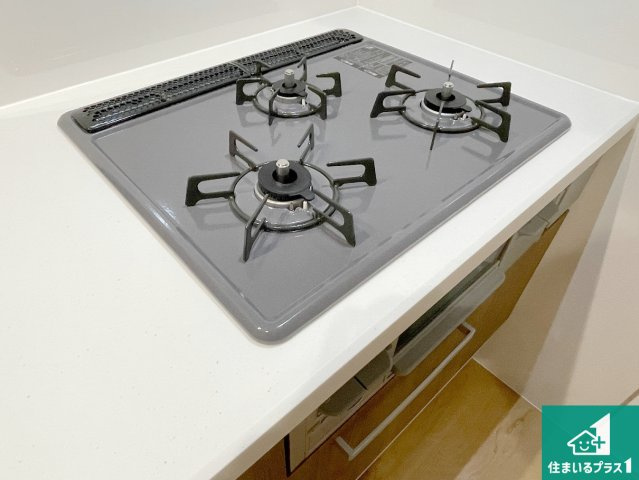 京都市山科区西野楳本町　第4期　新築一戸建ての設備|ダブル高火力Ｓｉセンサー付きコンロ！３口あるので、まとめて料理をする時も大活躍！