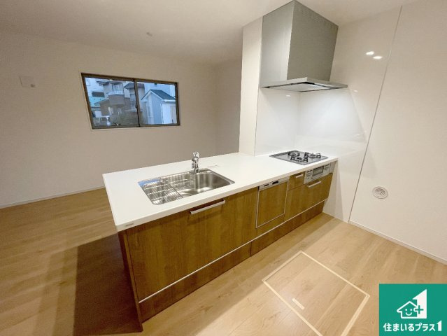 京都市山科区西野楳本町　第4期　新築一戸建てのキッチン|リビングと統一感があり、使い勝手のいいキッチン。広々としているので、二人並んで作業が出来ちゃいます。お子様と一緒に色々なお料理に挑戦できるスペースがあります。