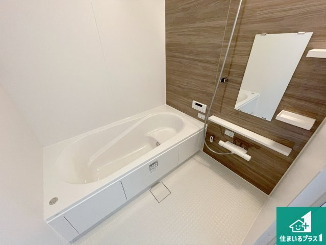 京都市山科区西野楳本町　第4期　新築一戸建ての浴室|ゆったりと足を伸ばせる浴室は一日の疲れを癒してくれる大切な空間です。浴室乾燥機も設置しているので、雨の日の洗濯物も安心です♪