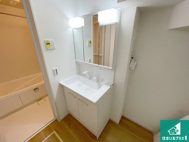 京都市山科区西野楳本町　第4期　新築一戸建ての独立洗面台|清潔感のある洗面台です。フラットな鏡は掃除がしやすく毎日清潔！鏡裏には収納があるのでスッキリとした洗面台が保てます。