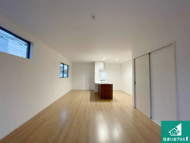 京都市山科区西野楳本町　第4期　新築一戸建ての居間・リビング|日当たり良好の明るいリビングで朝の目覚めもスッキリできそう！対面キッチンでご家族のコミュニケーションも自然と増える設計！小さなお子様が遊ぶスペースを作っても広々とくつろげるLDK！