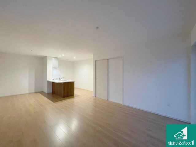 京都市山科区西野楳本町　第4期　新築一戸建ての居間・リビング|シンプルなリビングは、観葉植物等のインテリアを楽しめますね！パパ好みにも、ママ好みにも家具次第で雰囲気を変えることができます！