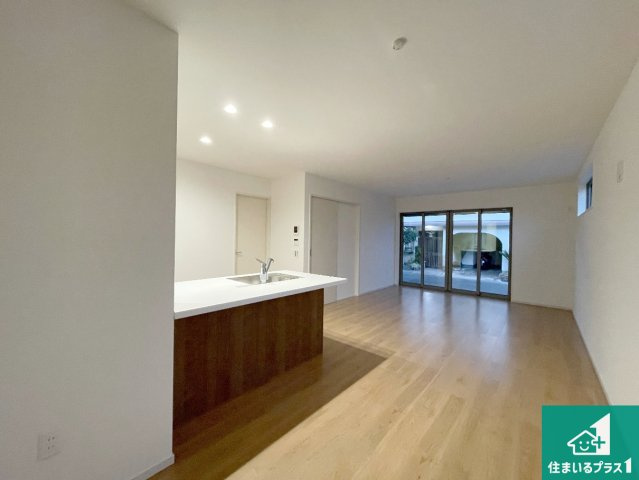 京都市山科区西野楳本町　第4期　新築一戸建ての居間・リビング|明るいリビングで朝の目覚めもスッキリできそう！対面キッチンでご家族のコミュニケーションも自然と増える設計！小さなお子様が遊ぶスペースを作っても広々とくつろげるLDK！