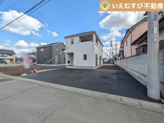 Cradle garden　本庄市下野堂第5の駐車場|並列3台駐車可能なゆとりのカースペース
複数台車をお持ちでも、お友達が遊びに来てもゆとりの駐車スペース！