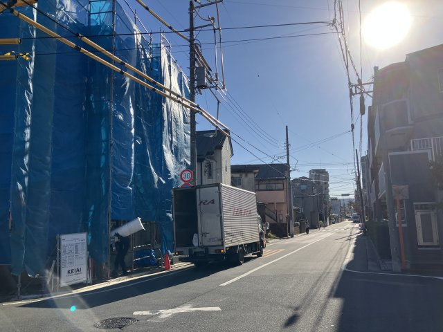【前面道路含む現地写真】 | 中野区江古田１　新築戸建て　全2棟　３LDK＋S | 建築中です！現地写真（2025/12/01撮影）