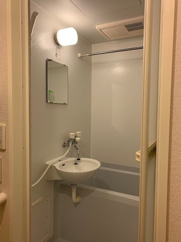 レオパレスアドバンス芦屋の浴室|落ち着いた空間のお風呂です