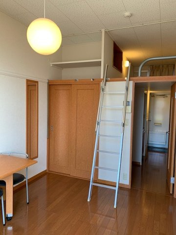 レオパレスアドバンス芦屋の寝室|広くて明るい寝室