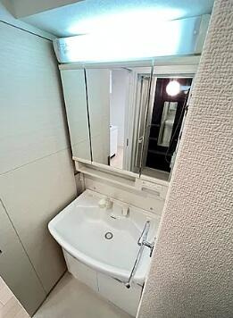 アドバンス神戸グループの洗面所|明るい洗面所です